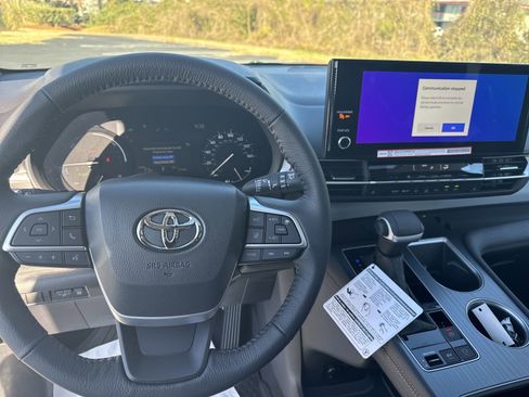 New 2025 Toyota Sienna XLE image 17