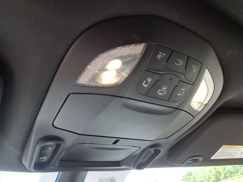 Used 2025 Chrysler Pacifica Limited FWD image 33