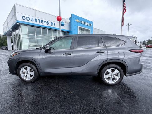 Used 2025 Toyota Highlander LE FWD image 5