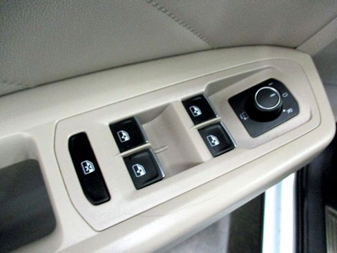 Used 2021 Volkswagen Atlas SEL Premium image 20