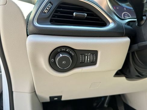 Used 2020 Chrysler Pacifica Limited w/ Advanced Safetytec Group FWD image 22