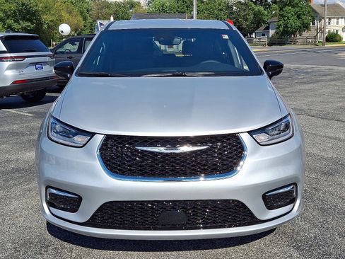 New 2026 Chrysler Pacifica Select image 2