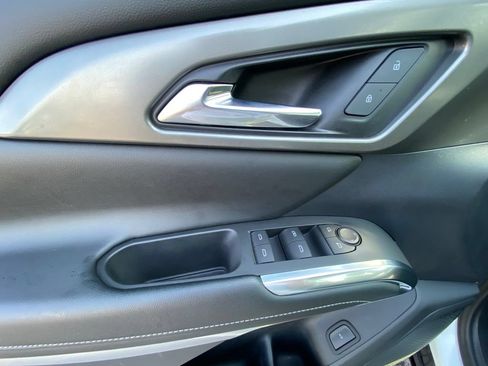 Used 2024 Chevrolet Traverse LT FWD image 11