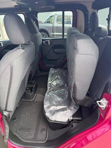 Used 2024 Jeep Gladiator Sport AWD/4WD image 7