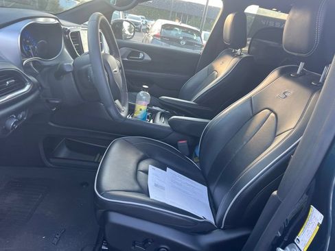 Used 2025 Chrysler Pacifica Limited AWD/4WD image 5