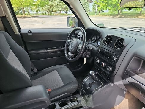 Used 2014 Jeep Patriot Latitude FWD image 11