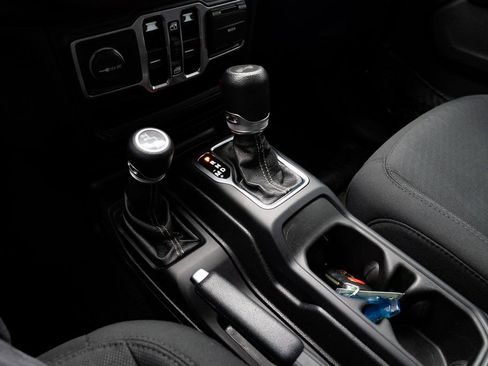 Used 2020 Jeep Wrangler Unlimited Sahara AWD/4WD image 17
