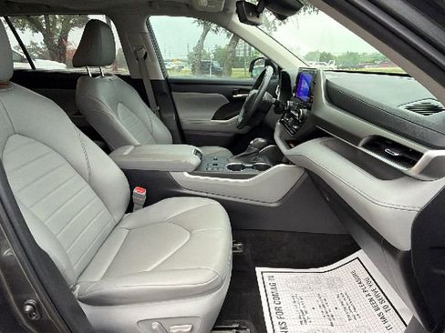 Used 2023 Toyota Highlander XLE FWD image 38