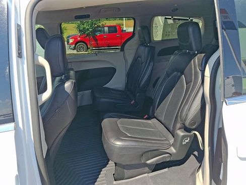 Used 2022 Chrysler Pacifica Touring-L FWD image 10