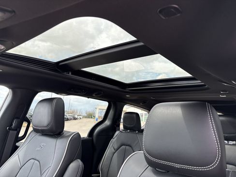 New 2026 Chrysler Pacifica Limited w/ S Appearance Package FWD image 9