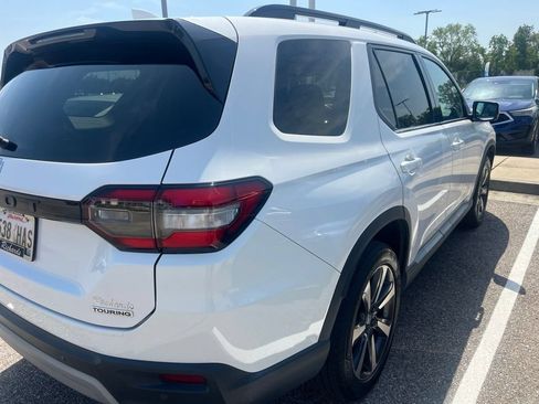 Used 2024 Honda Pilot Touring image 3