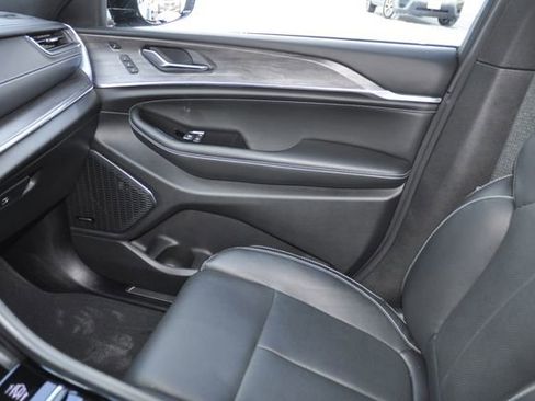 Used 2024 Jeep Grand Cherokee Overland w/ Luxury Tech Group IV image 33