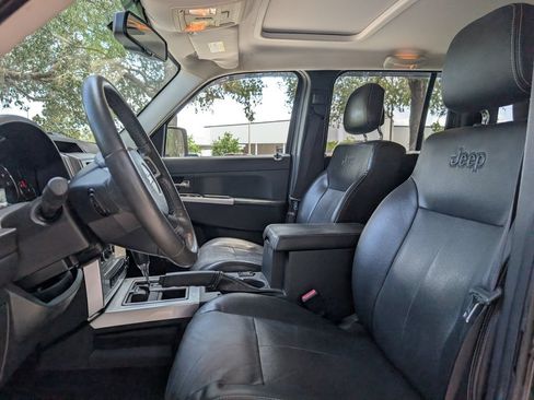 Used 2010 Jeep Liberty Limited w/ Tire & Wheel Group AWD/4WD image 12