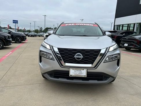 Used 2023 Nissan Rogue SV FWD image 2