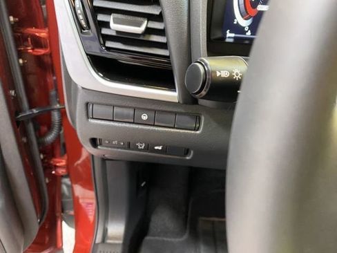Used 2025 Nissan Rogue SL FWD image 35