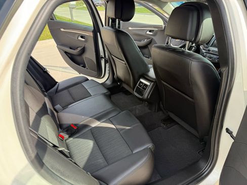 Used 2014 Chevrolet Impala LT w/ Convenience Package image 17