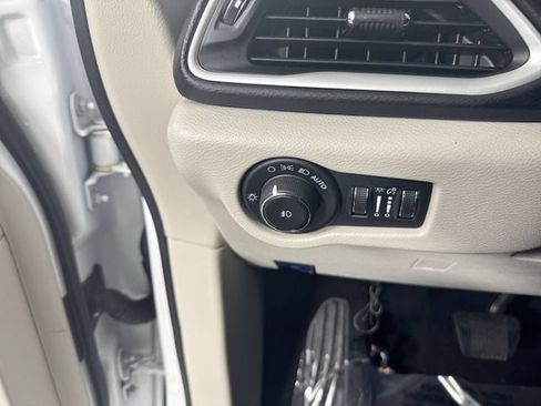 Used 2023 Chrysler Pacifica Touring-L FWD image 14
