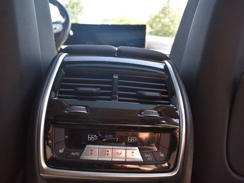 Used 2025 BMW X7 xDrive40i w/ Premium Package AWD/4WD image 32