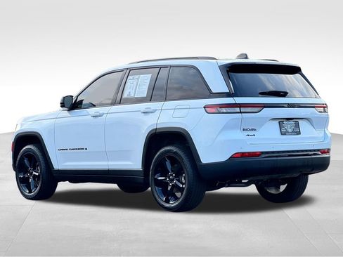 Used 2023 Jeep Grand Cherokee Altitude AWD/4WD image 5