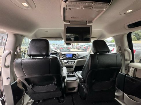 Used 2017 Chrysler Pacifica Touring-L FWD image 31
