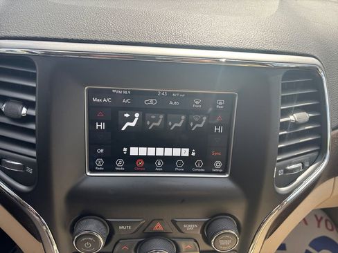 Used 2018 Jeep Grand Cherokee Laredo AWD/4WD image 27