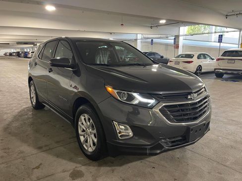 Used 2018 Chevrolet Equinox LT image 2