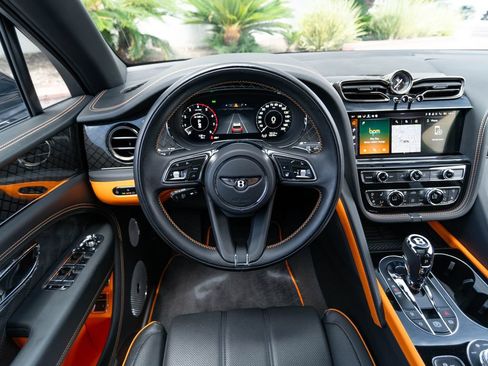 Used 2025 Bentley Bentayga AWD/4WD image 2
