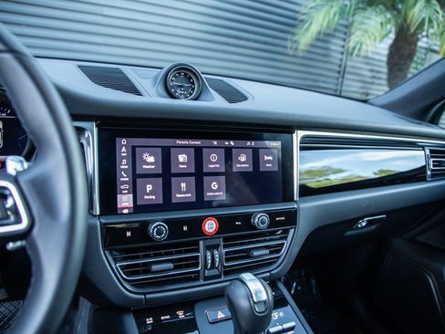 Certified 2025 Porsche Macan image 19