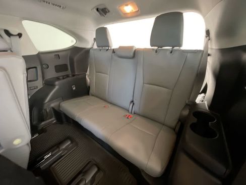 Used 2023 Toyota Highlander XLE image 24