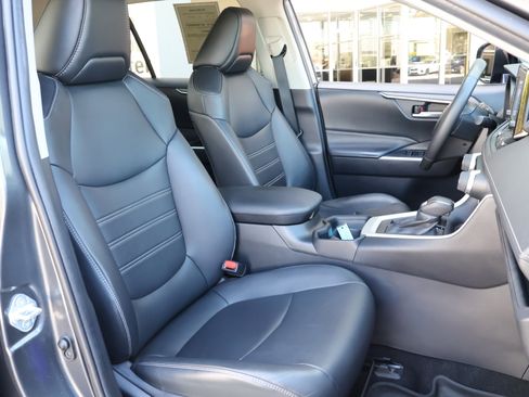 Used 2020 Toyota RAV4 XLE Premium image 23