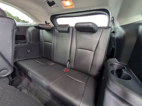 Used 2024 Toyota Highlander XLE FWD image 17