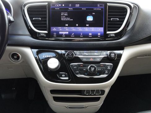 Used 2021 Chrysler Pacifica Touring-L image 28