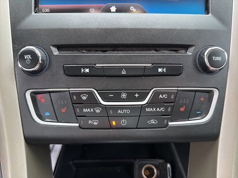 Used 2016 Ford Fusion SE w/ Equipment Group 202A image 27