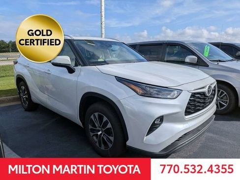 Certified 2025 Toyota Highlander XLE FWD image 2