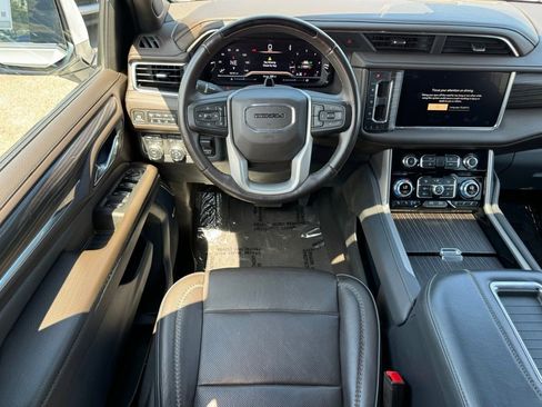 Used 2023 GMC Yukon XL Denali w/ Denali Reserve Package AWD/4WD image 17