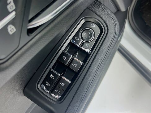 Certified 2025 Porsche Macan image 9