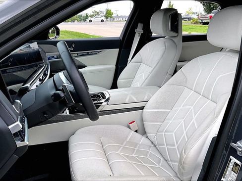 Used 2024 BMW 740i xDrive w/ Executive Package AWD/4WD image 15