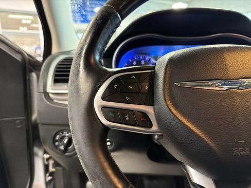 Used 2018 Chrysler 300 Limited AWD/4WD image 18