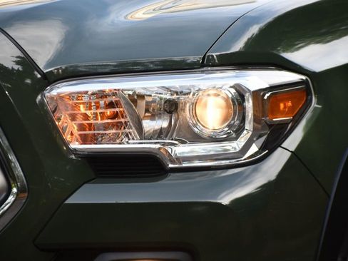 Used 2021 Toyota Tacoma SR5 w/ Trail Edition image 7