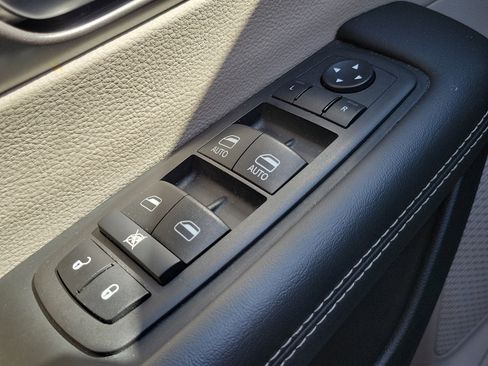 Used 2024 Chrysler Pacifica Select image 23