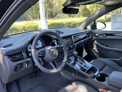 Certified 2025 Porsche Macan image 4