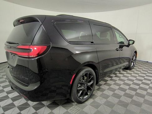 New 2026 Chrysler Pacifica Limited w/ Uconnect Theater Family Group image 4