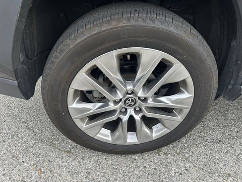 Used 2021 Toyota RAV4 XLE Premium image 4