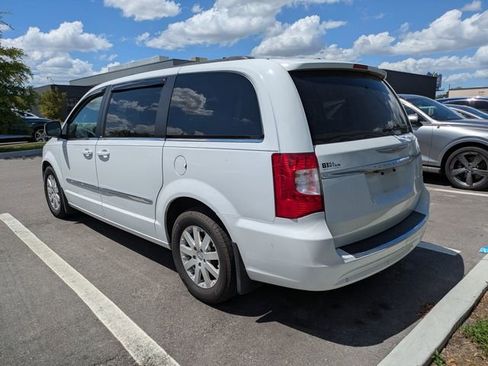 Used 2014 Chrysler Town & Country Touring image 5