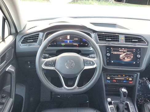 Certified 2023 Volkswagen Tiguan SE w/ Panoramic Sunroof Package FWD image 19