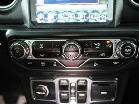 Used 2018 Jeep Wrangler Unlimited Sahara image 25