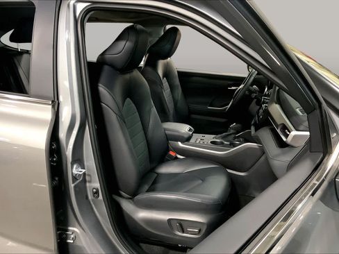 Used 2025 Toyota Highlander XLE AWD/4WD image 9