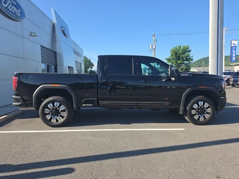Used 2025 GMC Sierra 2500 AT4 AWD/4WD image 2