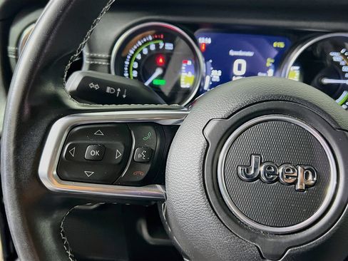 Used 2022 Jeep Wrangler Unlimited Sahara AWD/4WD image 17
