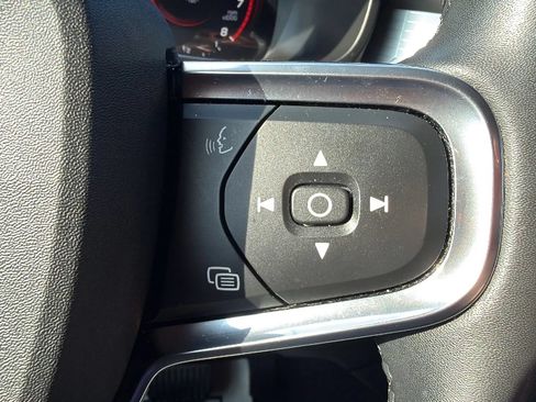 Used 2022 Volvo XC40 T4 Momentum FWD image 11